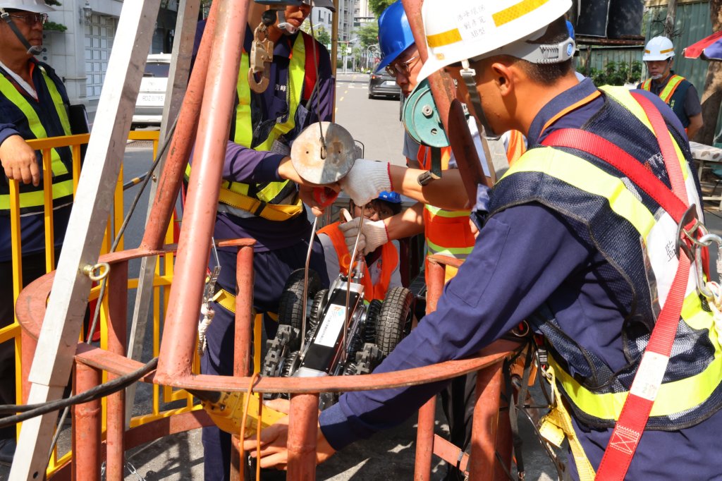 台南結合AI科技防洪 汛期將至黃偉哲操作TV車檢視下水道清淤成效  