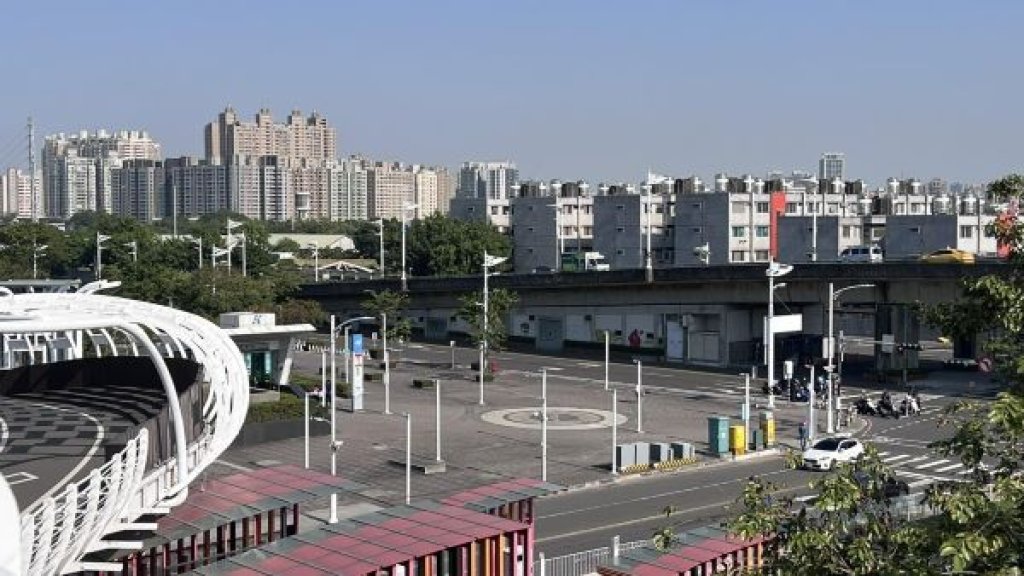 高雄輕軌捷運轉乘「抗暑」有感！三處示範點遮陽設施預計六月中完工