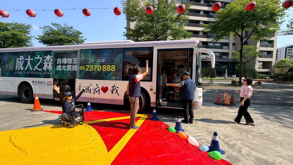 別在大車周圍「躲貓貓」！ 南警提醒用路人遠離大車