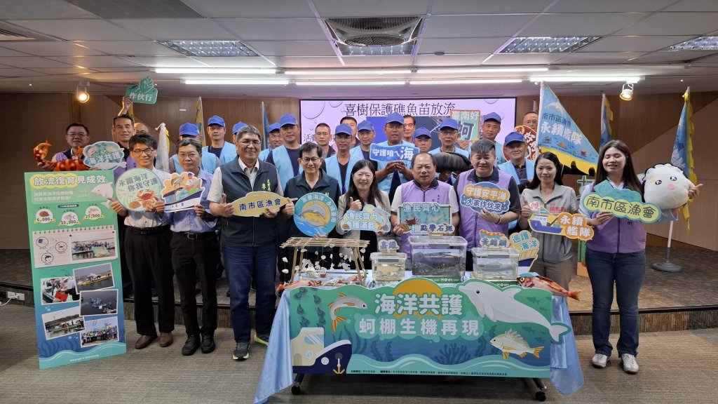 守護海洋 漁民巡護、永續放流 安平蚵棚海域白海豚現蹤