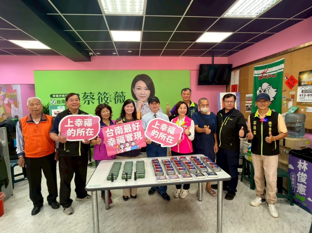 議員蔡筱薇媒合民間企業捐贈東區爆閃燈 守護鄰里夜間安全