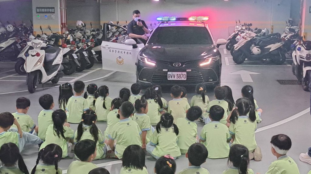 萌娃闖警局！何嘉仁幼兒園參訪蘆竹分局 體驗波麗士日常