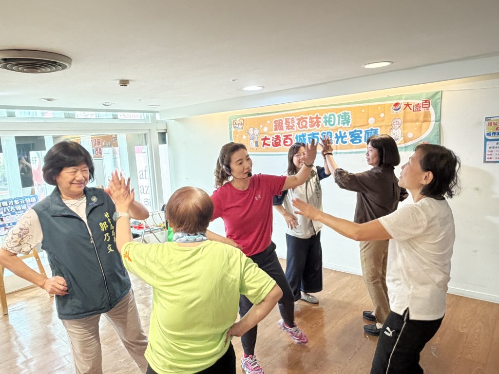 百貨變講堂舞台 銀髮族閃耀大遠百城市客廳