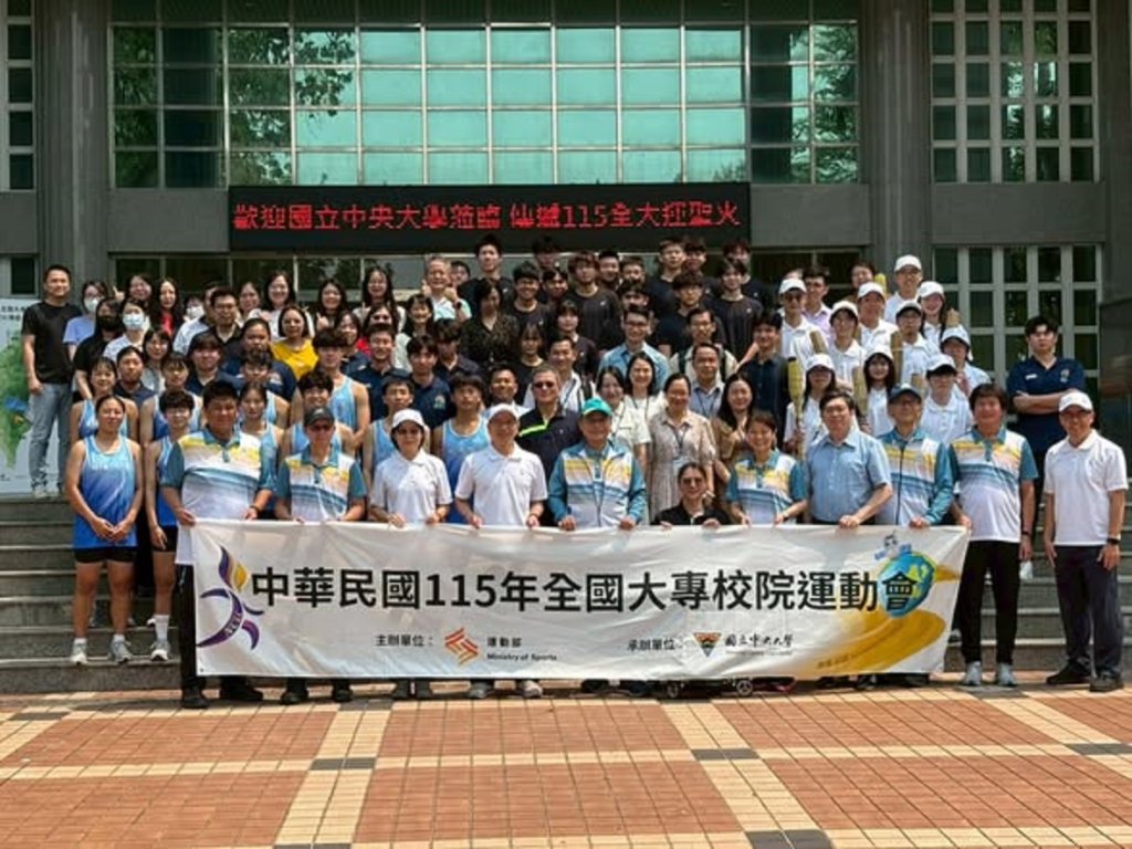 115全大運聖火傳遞到屏大  輪椅羽球球后楊伊宸同學參與聖火交接