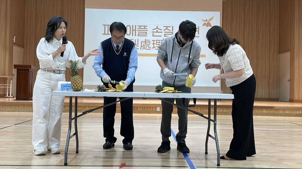 黃偉哲拜訪韓國校園推廣臺南農產 平澤高中生愛上臺南鳳梨