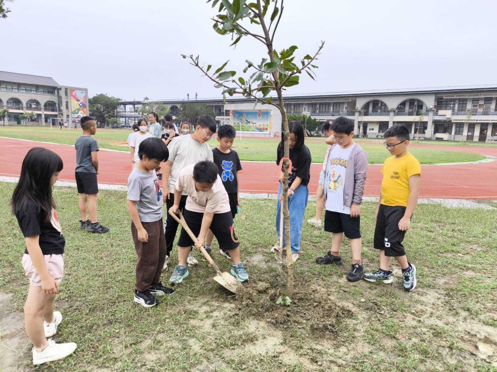 重拾綠意與希望 臺南師生攜手補植校園樹木
