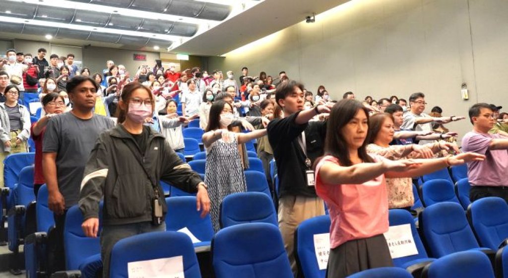 平甩功好神奇！坐輪椅的長者甩著甩著竟然站起來了