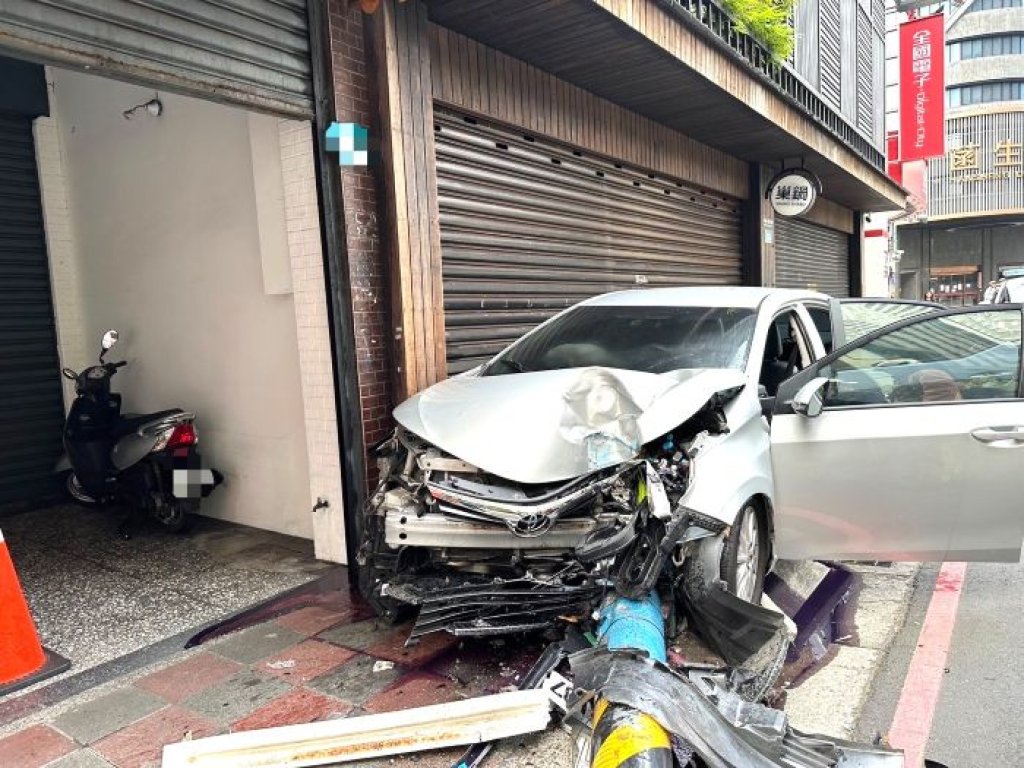 一男子駕駛租賃小客車在板橋中山路一段撞毀電線桿棄車逃逸
