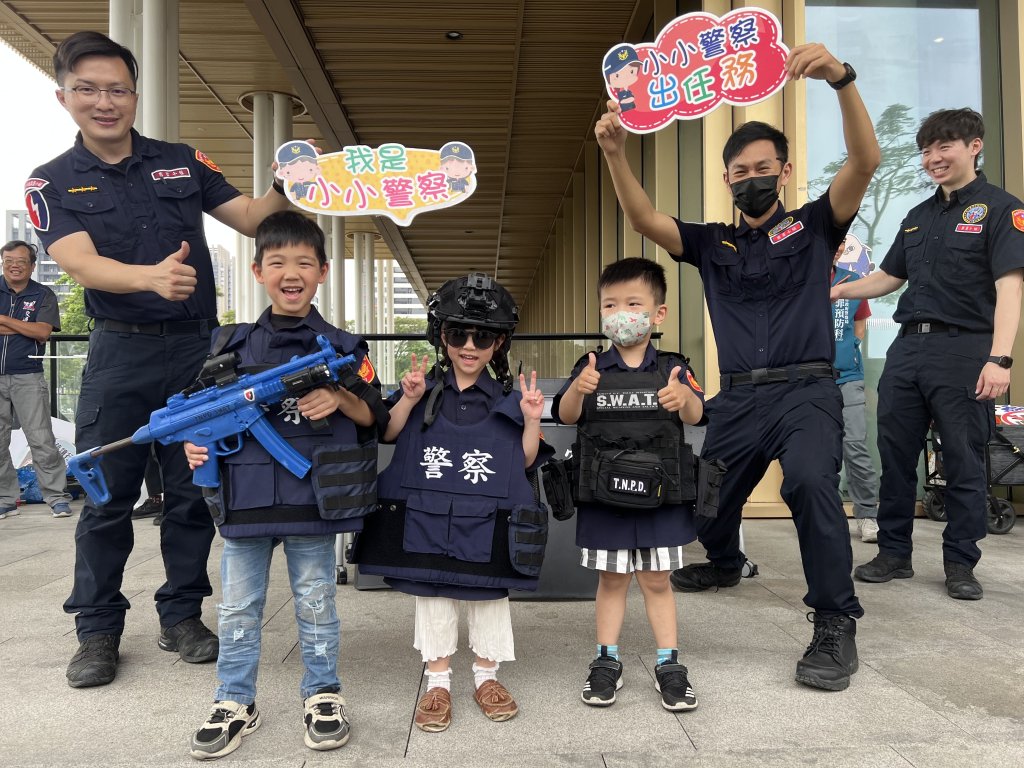 波麗士反詐防毒小尖兵集合！南市警局結合南市圖世界閱讀日舉辦小小警察體驗