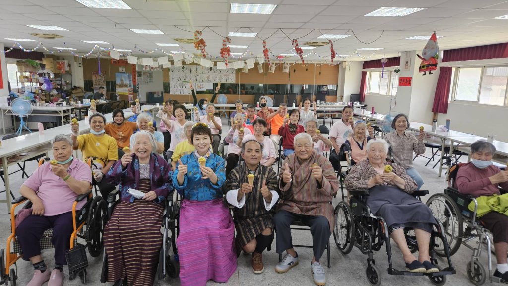 98歲阿婆穿不丹國服圓夢｜苗栗樂齡幸福餐桌掀話題