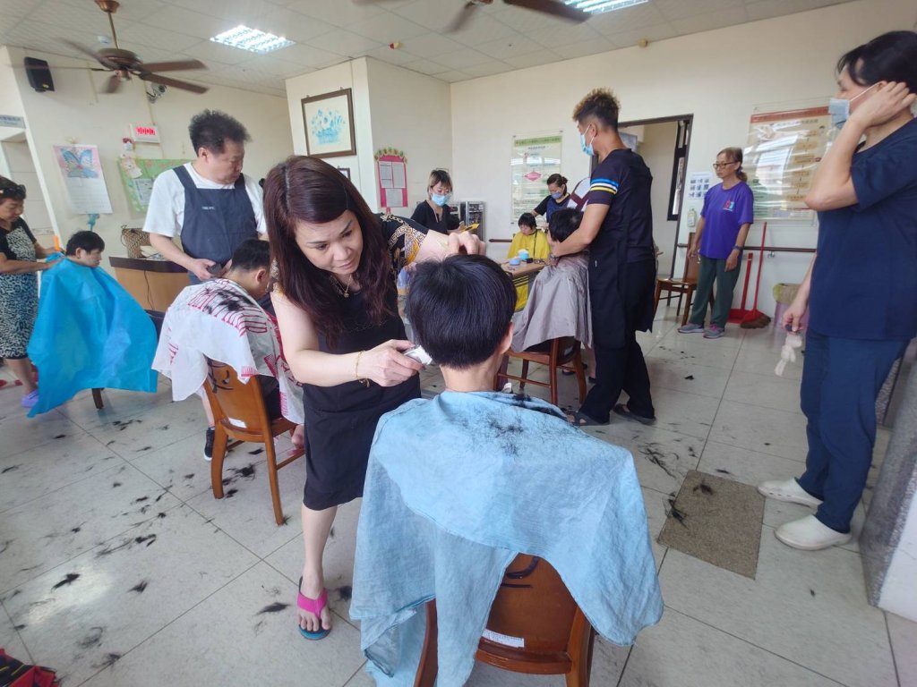 用雙手傳遞溫暖 愛心義剪讓院生綻放自信笑容