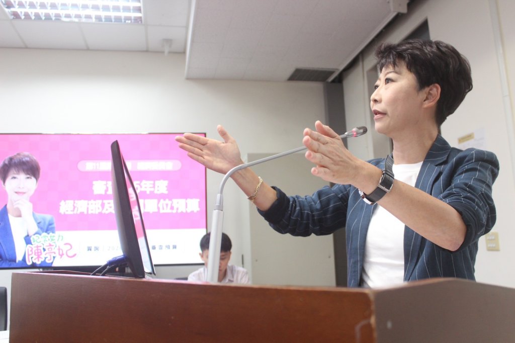 杜絕石棉瓦二次傷害！陳亭妃要求跨部會解決清運問題、緊盯台南水電重大建設進度