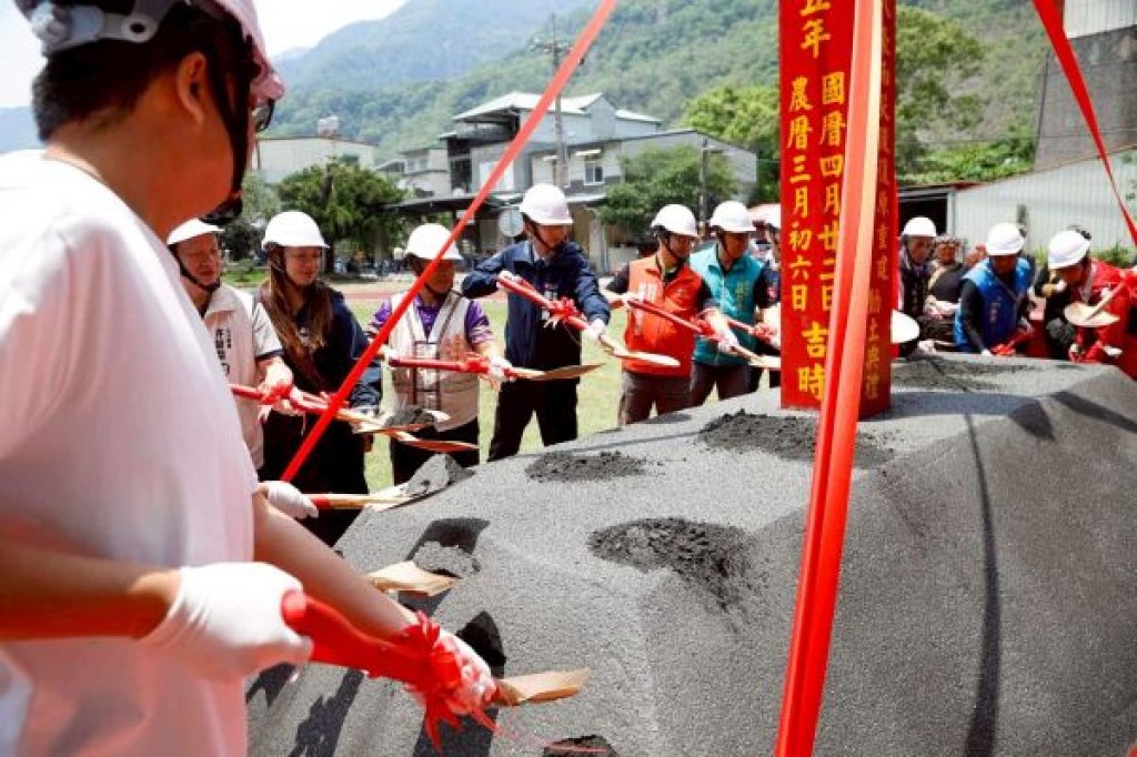 高雄桃源區梅山吊橋重建工程動土 橋面拓寬、增設紅綠燈 運輸農作物強化便利安全