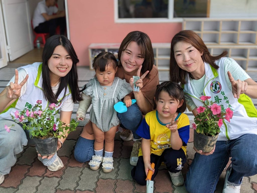 議員蔡麗青辦理安南上青小小萌園丁出動 帶著萌娃種花趣