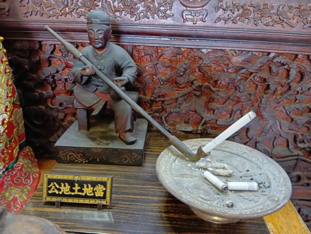 「西龍殿」王雞屎當地土地公，愛抽菸的神明