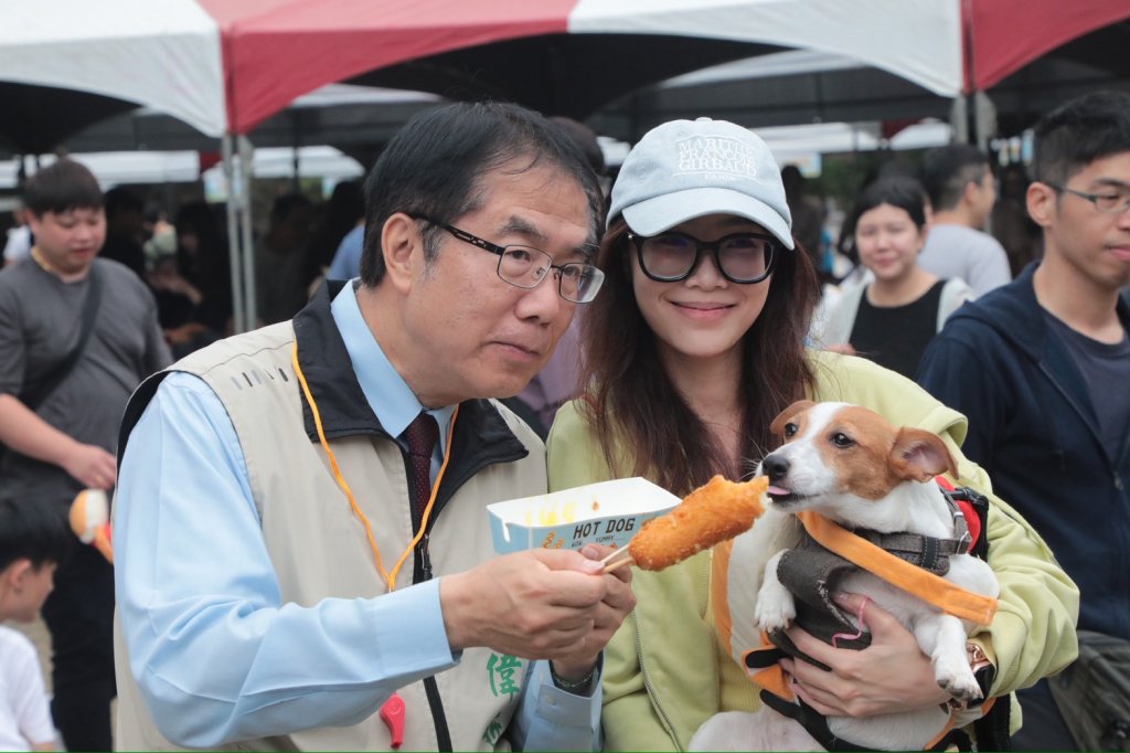 第二屆「熱狗盃」虎頭埤熱鬧開賽 黃偉哲為毛小孩競速吹笛起跑