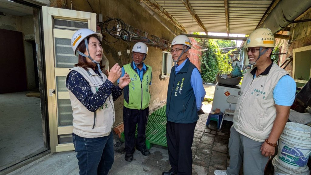 市長夫人劉育菁關廟修繕現場，感佩「做工行善團」職人為弱勢築家園