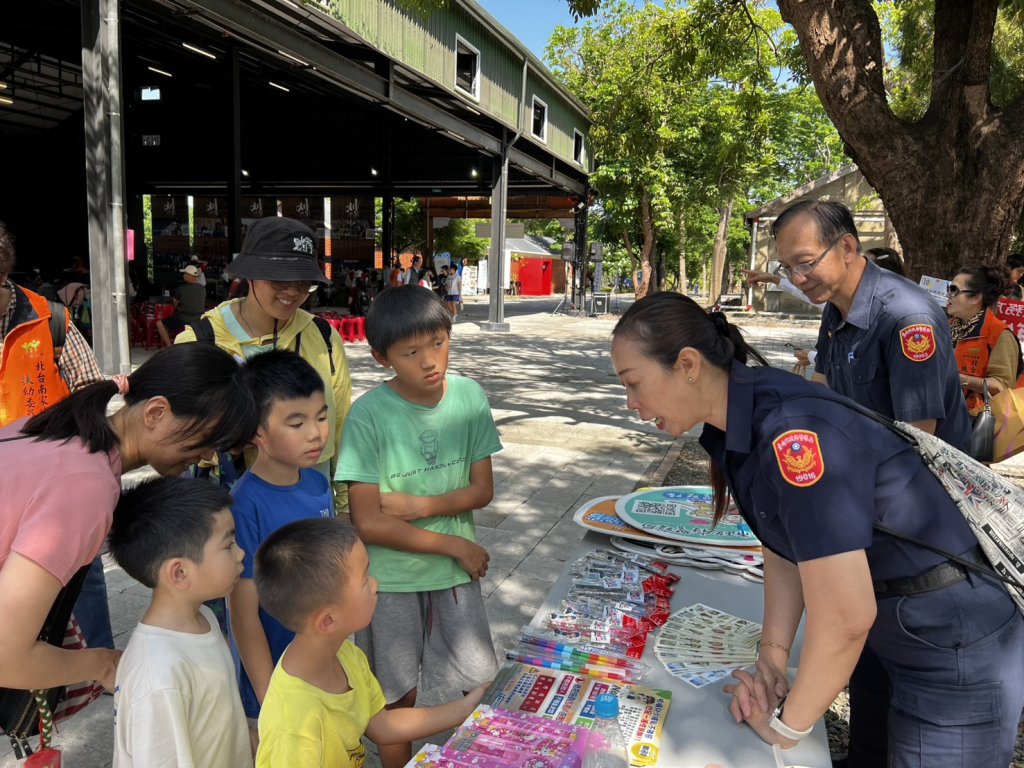 「小小警察現身蕭壠文化園區」南警深入社區宣導 守護兒少數位安全