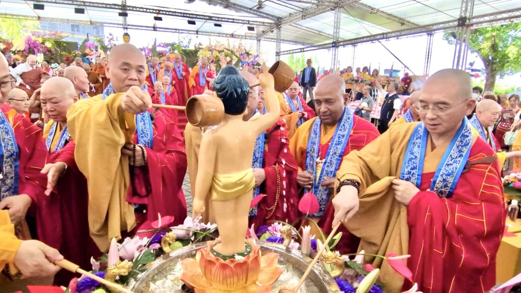浴佛大典結合園遊會　萬人祈願和平，宗教力量溫暖南台灣 