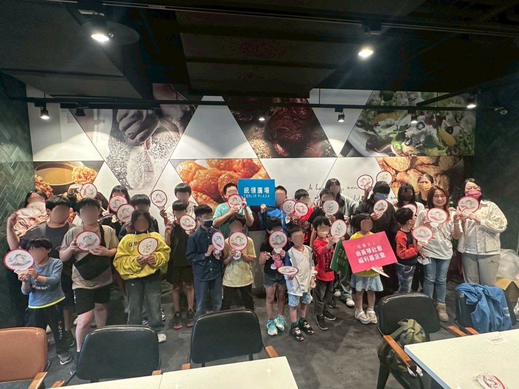 桃園統領廣場舉辦母親節公益活動  陪伴小小地球守護者溫馨聚餐手繪地球