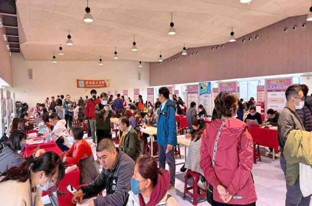 助求職民眾掌握職缺資訊並縮短媒合時間　桃竹苗分署5月辦理7場次徵才集結154家企業釋出逾6300職缺