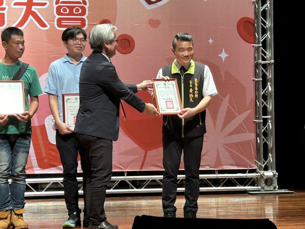 東區區長黃炳元長年投入捐血 累計全血捐血達100次 今授獎表揚