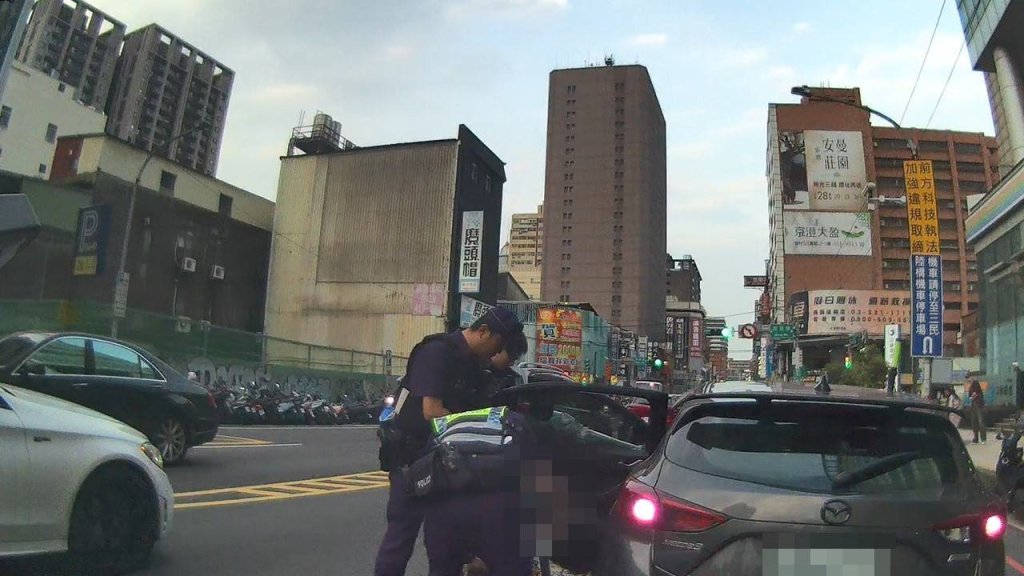 肇事拒下車駕駛狂抖 桃警破窗救人查獲毒品送辦