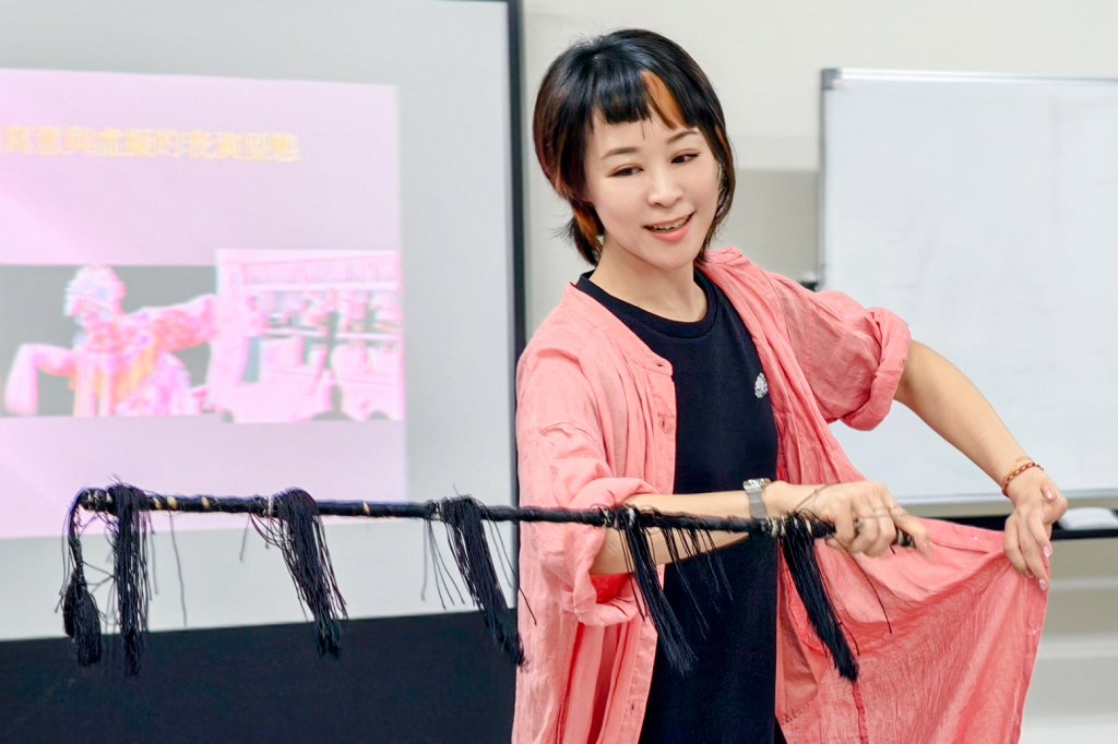 光影入戲    聲腔傳神   京崑戲曲藝術家劉珈后引領跨域影像美學對話 深化藝術視野   文化素養  台灣手機攝影學會  千禧攝影聯誼會舉辦跨域講座 