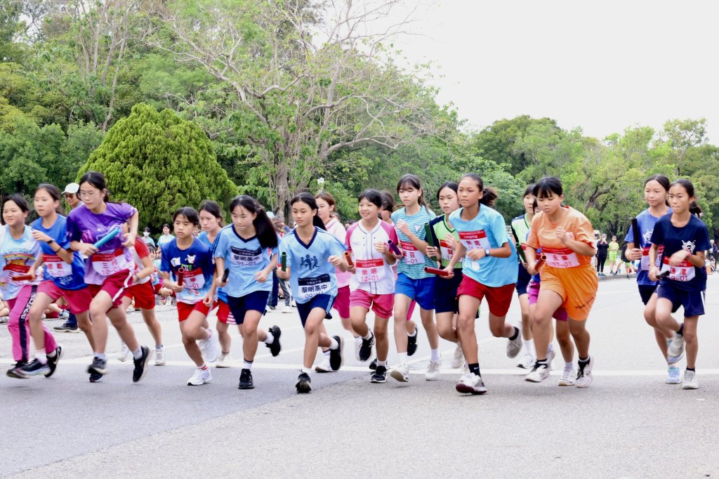南市馬拉松接力班際賽熱力開跑 逾500名學子齊聚億載金城展現青春活力