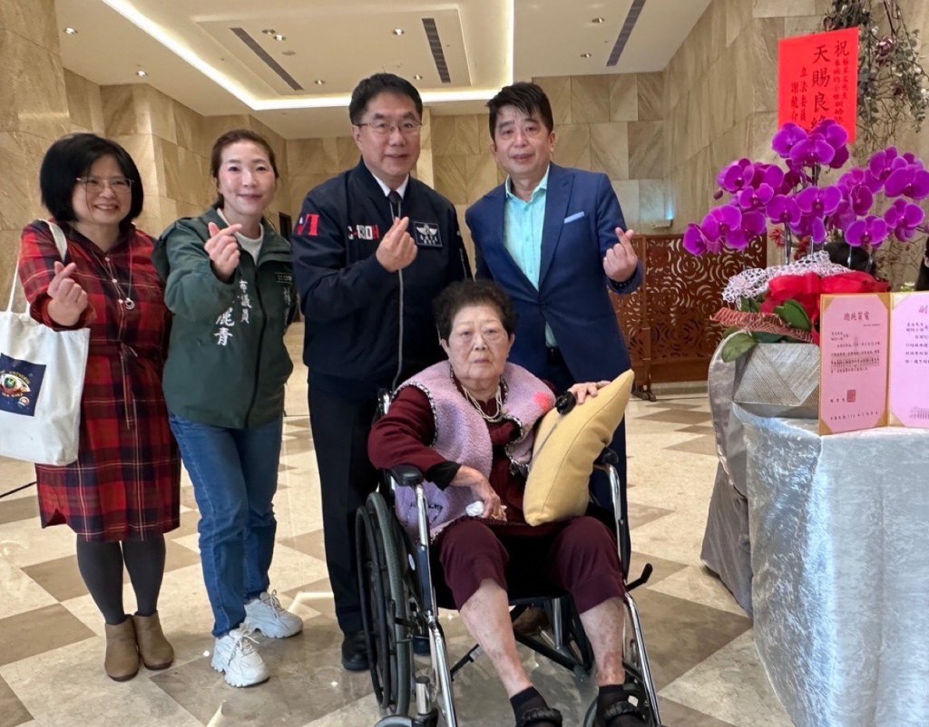 安南慈暉媽媽蘇邱桂美獲表揚 黃偉哲親自獻祝福