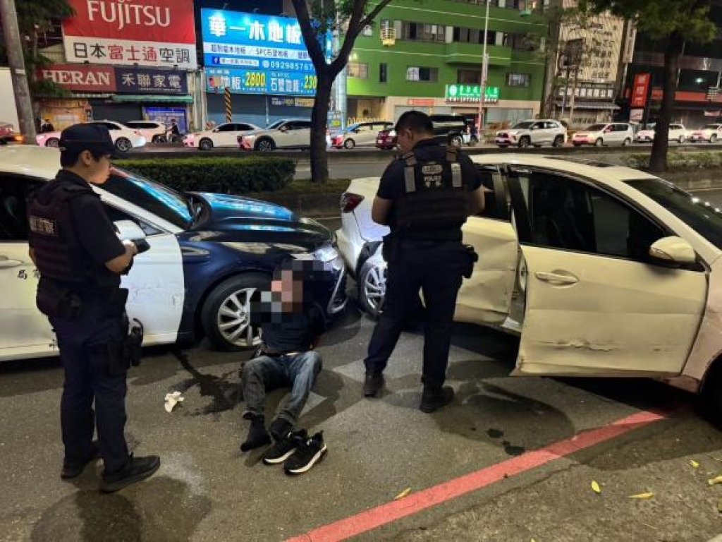  小客車拒檢逃逸釀連環擦撞　警攔截圍捕查獲毒品送辦