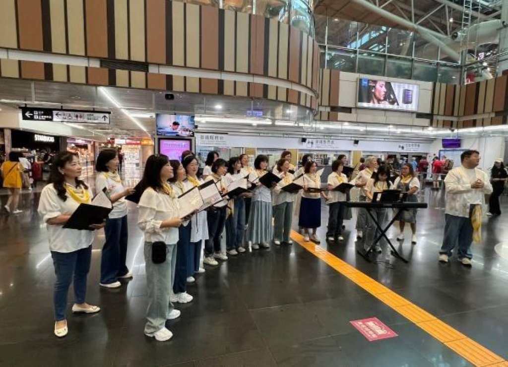 歌聲溫暖臺鐵新左營站 「高雄室內金色女聲合唱團」母親節快閃獻祝福