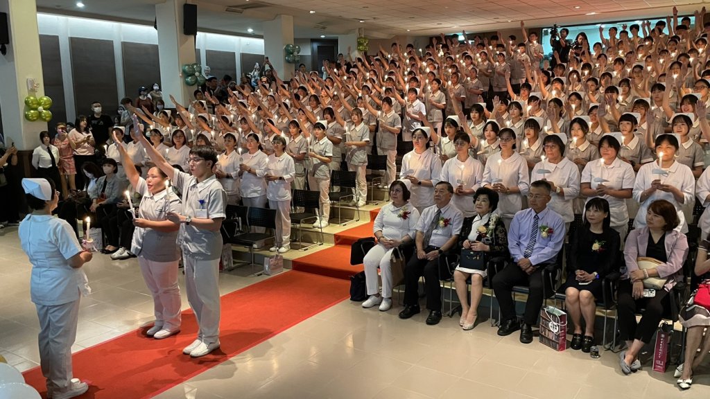 中華醫大護理系加冠典禮170位護生宣誓效法南丁格爾精神 李碧娥校長著護理師服出席勉加冠生「我是護理人、我驕傲！」