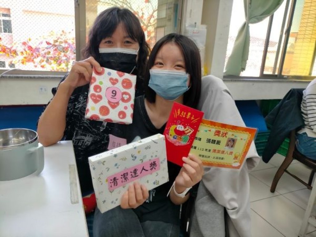 從低谷到典範　李家儀獲頒給力媽媽