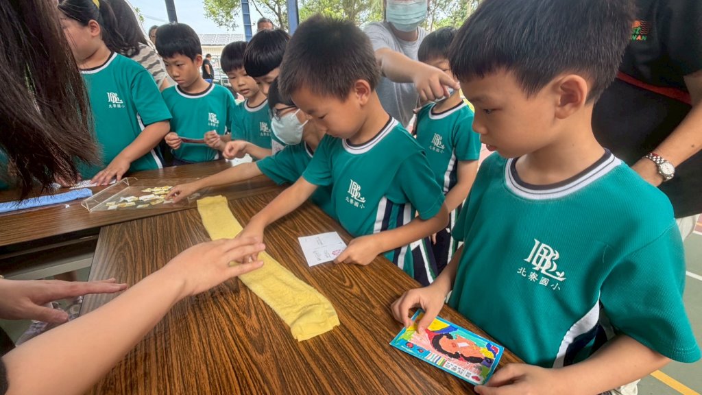 台南郵局到南化區北寮國小辦理「媽咪郵我愛您」母親節書寫明信片活動