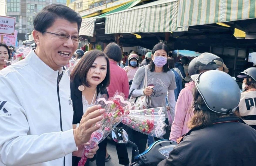 向媽媽們說聲母親節快樂 謝龍介率隊前往兵仔市場贈康乃馨