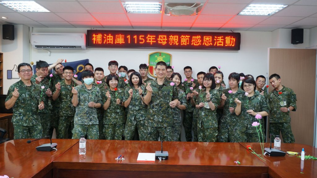 陸軍三支部補油庫手作康乃馨活動　提前歡慶母親節表達敬意