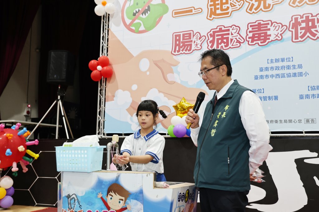 「打擊腸病毒  健康一把罩」黃偉哲示範正確洗手 帶領師生宣誓對抗腸病毒