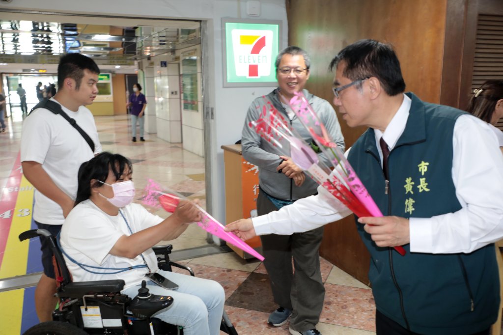 黃偉哲贈送洽公民眾火鶴花 祝福全市媽媽母親節快樂
