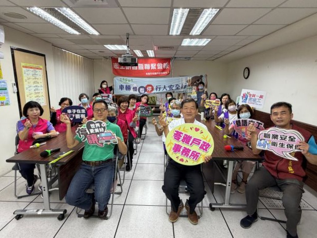  苓雅監理站前進苓雅戶政事務所 宣導防禦駕駛觀念及如何防制路口事故