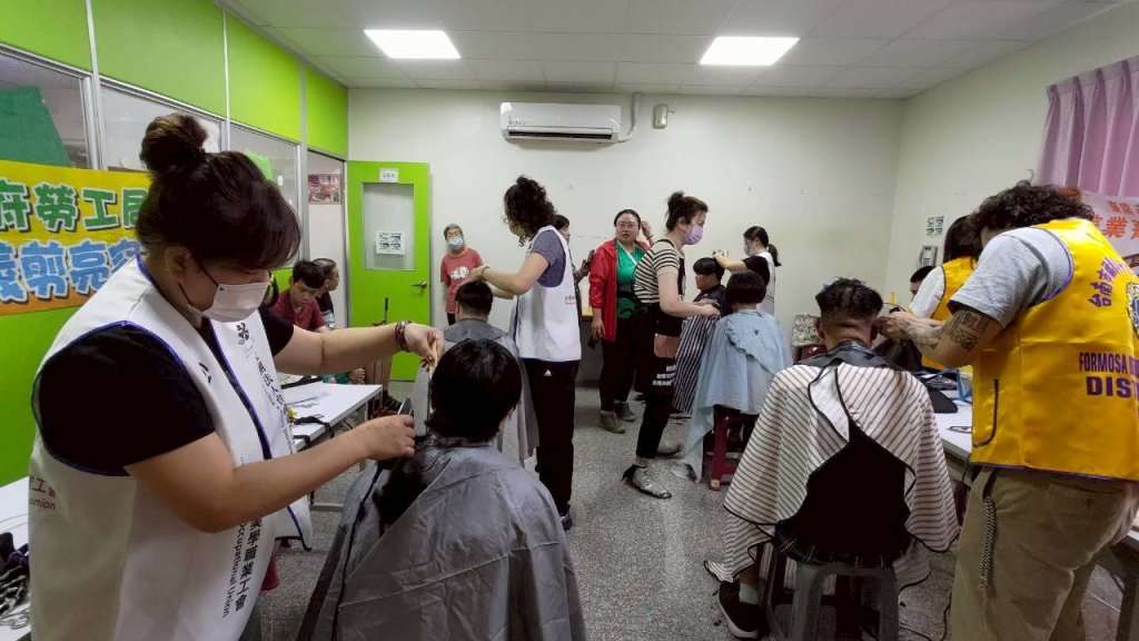 勞工局志工溫情滿溢 義剪服務讓院生笑開懷
