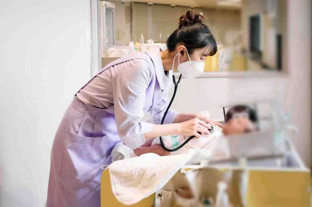 護理師守護新生兒健康　看見的不只是照護的溫度更是護理專業無可取代的價值