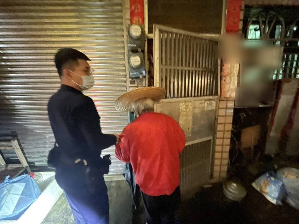 迷途老翁困雨夜 蘆竹警溫情接力護送返家