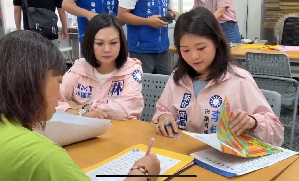 林燕祝、李佳蓉藍軍議會師徒 攜手登記選議員，選區擴大服務不打折