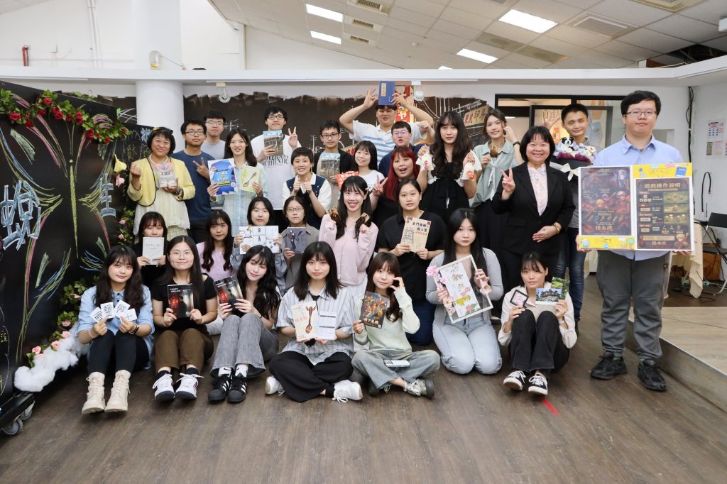 經典與數位共舞！靜宜中文系畢展「蛻生」 17組跨域作品驚豔各界