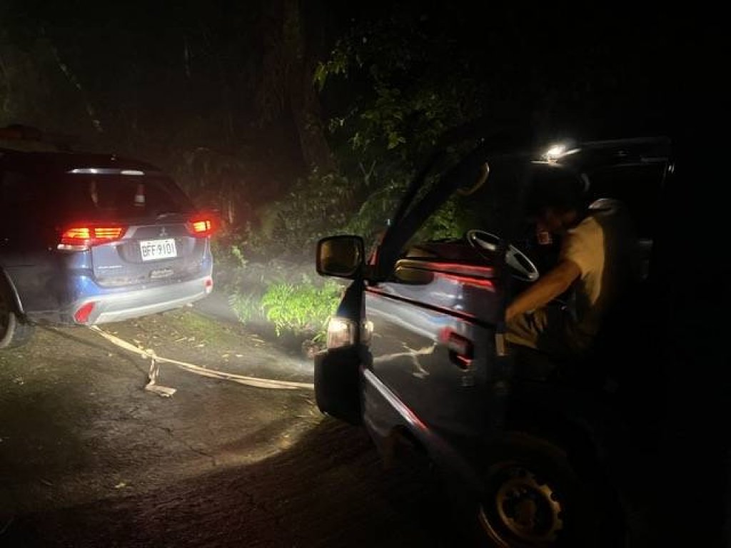 深夜受困山區泥濘　橫山警即時救援助民脫困