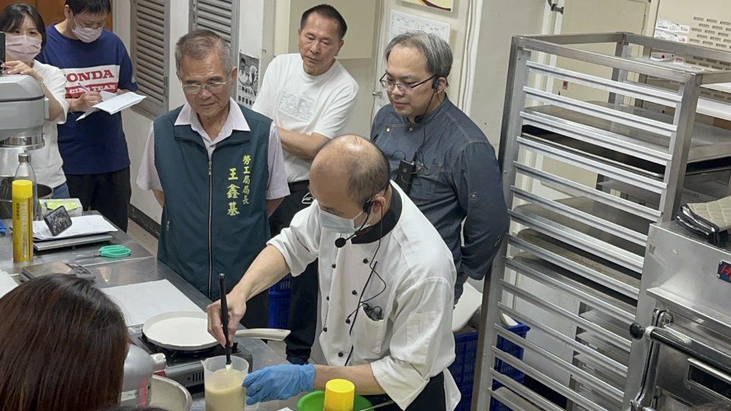 南市勞工局曾文園區推法式千層蛋糕課程 打造甜點美學幸福生活