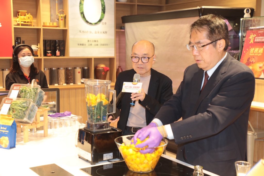 玉井頂級愛文「香檳芒果」品牌登場 黃偉哲赴台中新光三越大力推廣