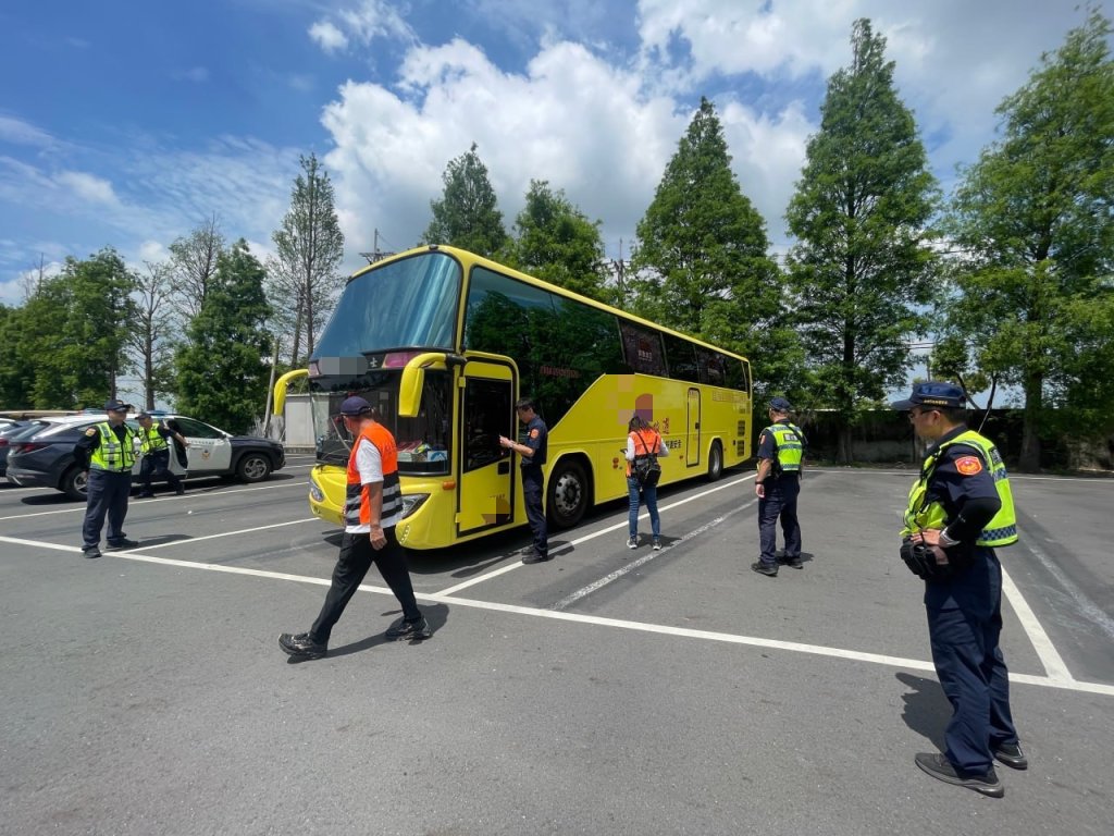 強化遊覽車安全管理 南警攜手新營監理站聯合稽查宣導 