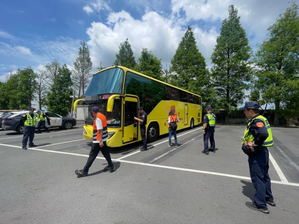 強化遊覽車安全管理 「南警攜手新營監理站」聯合稽查宣導　守護民眾乘車安全